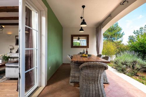 Κήπος έξω από το Spacious holiday house / pool / jacuzzi / playground / 6+2