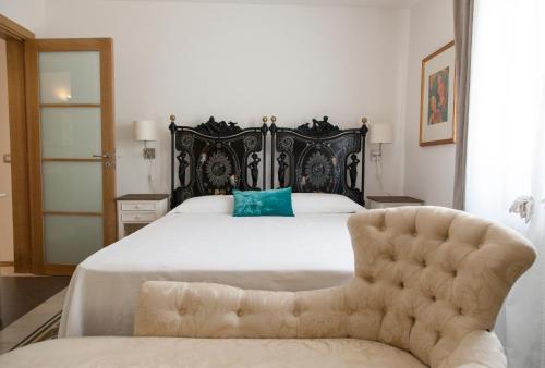 1 dormitorio con cama grande y almohada azul en Masseria Lacatena, en Gorgofreddo