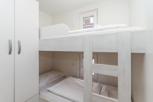 Postel nebo postele na pokoji v ubytování Bamboo Floating House Portorož