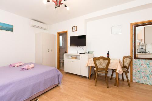 Televisyen dan/atau pusat hiburan di Apartment Stefano