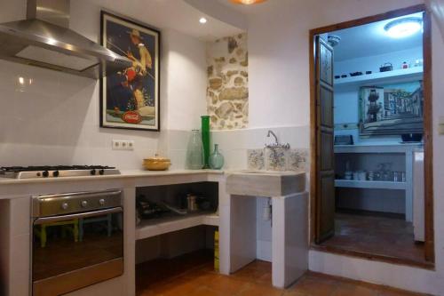 uma cozinha com um lavatório e um fogão em Casa de los Joses em Alicante