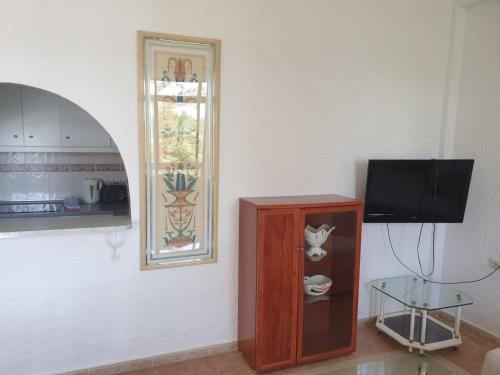 Habitación con TV, armario y ventana. en Skol 837B by Completely Marbella, en Marbella