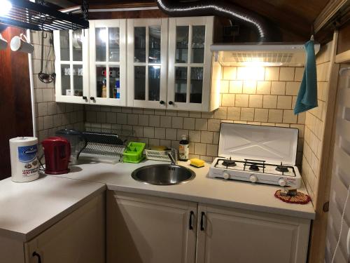 Una cocina o cocineta en Letnisko SYMSAR 6, Drewniany domek letniskowy z ogrodem