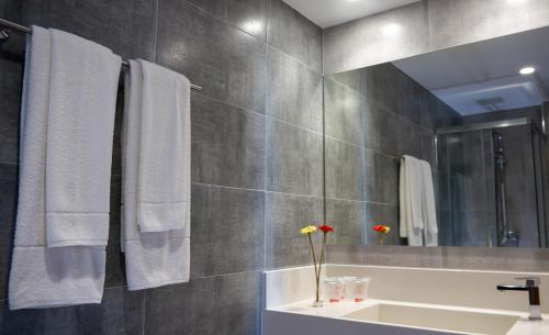 a bathroom with a sink and a mirror at Apartamentos Turisticos Flamero in Matalascañas