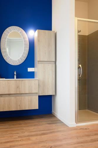 a bathroom with a sink and a mirror at De Kaai in Halle