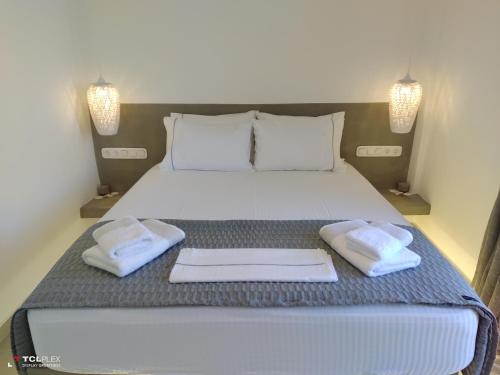 Una cama o camas en una habitación de Arpistis apartments koufonisia