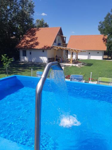Bazén v ubytování Mirella rooms nebo v jeho okolí