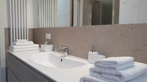 y baño con lavabo blanco y toallas. en RomagnaBNB Dal Mazareta, en Forlimpopoli