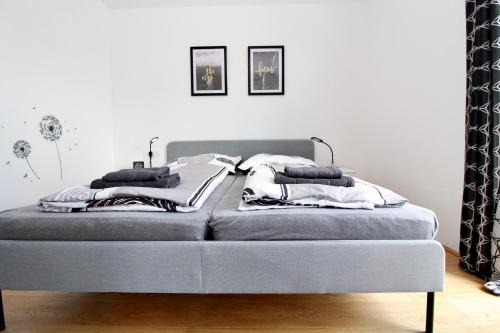 un letto con due cuscini sopra in una stanza di Modern Balcony Apartment with Pool close to Lake in "Donaustadt" a Vienna