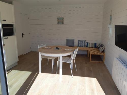 a dining room with a table and chairs in a room at ETABLISSEMENT CHEZ JULES in Ambleteuse