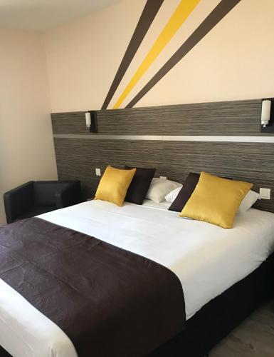 Una cama o camas en una habitación de Kyriad Dijon Sud - Longvic