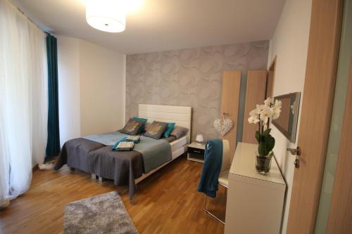 - une chambre avec un lit et un vase de fleurs dans l'établissement Apartament Centrum Krawiecka 2, à Wrocław