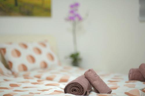 un par de toallas enrolladas sentadas en una mesa en Exact Apartments en Niš