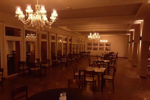Ein Restaurant oder anderes Speiselokal in der Unterkunft Howard Johnson Chascomus 