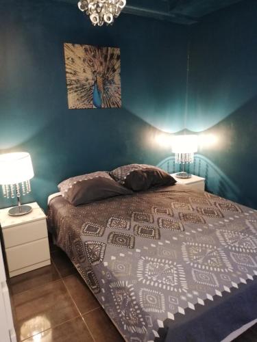 une chambre avec un lit avec deux tables de nuit et deux lampes dans l'établissement Heliopolis Village Naturiste, au Cap d'Agde