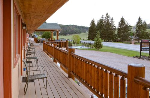 a porch with wooden benches on a building at Mountain View Lodge & Cabins in Hill City
