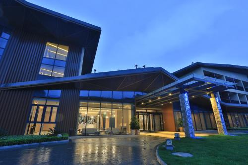 an external view of a building at night at Holiday Inn Express Emei Mountain by IHG in Emeishan