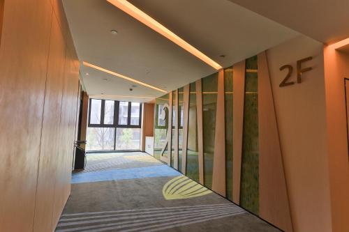 a hallway of a house with a wall of glass at Holiday Inn Express Emei Mountain by IHG in Emeishan