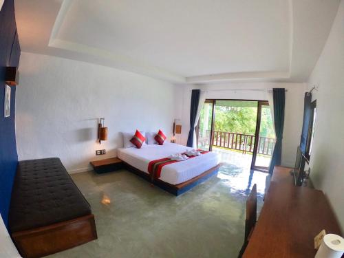 1 dormitorio con 1 cama y TV en una habitación en Diamond Village Pai, en Pai