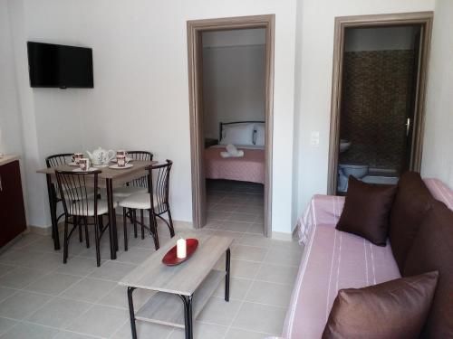 - un salon avec un canapé et une table dans l'établissement Stelios House, à Ágios Nikólaos