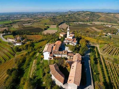 - une vue aérienne sur un petit village avec une église dans l'établissement Alla Torre Antica, à Ruttàrs
