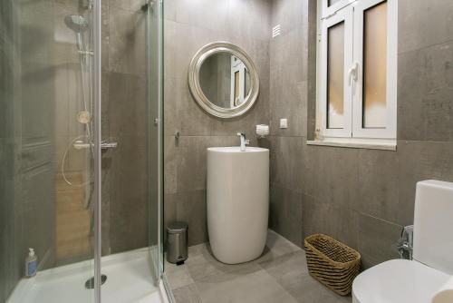 Lisbon luxury retreat! 2 suites, balcony & views!!