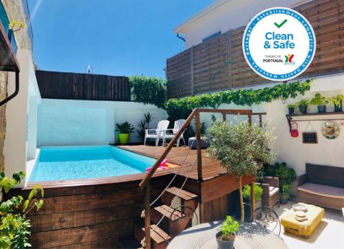 een zwembad in de achtertuin van een huis bij Boreal Porto Gaia - Patio & Pool in Vila Nova de Gaia