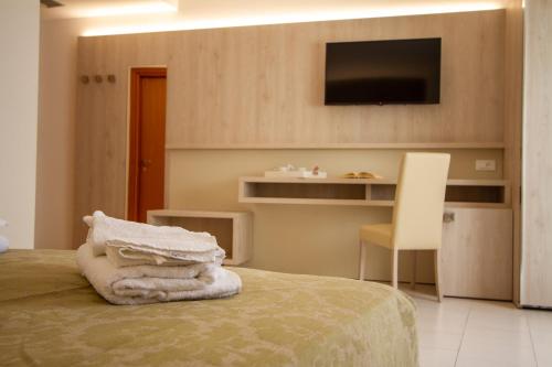 Una cama o camas en una habitación de Falcon Hotel
