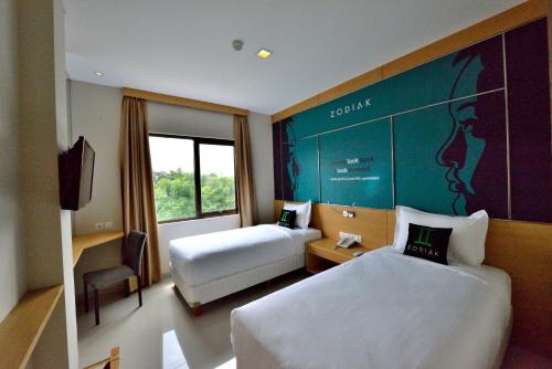 Postel nebo postele na pokoji v ubytování Zodiak MT Haryono by KAGUM Hotels