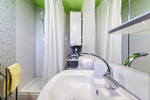ein Badezimmer mit einem Waschbecken und einer Badewanne in der Unterkunft Apartman Veronika Zadar in Zadar