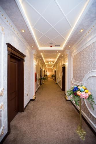 a hallway of a building with a hallwayngth at Baku Hotel Ganja in Ganja