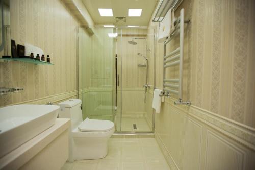 Kylpyhuone majoituspaikassa Baku Hotel Ganja