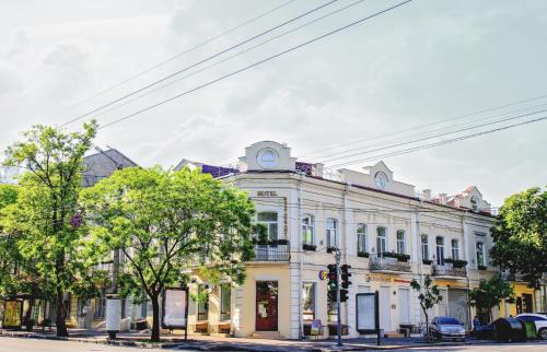 un edificio blanco en la esquina de una calle en Hotel 52, en Odessa
