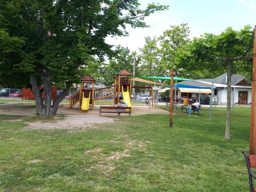 um parque com parque infantil com escorrega em Anna Apartman em Csopak
