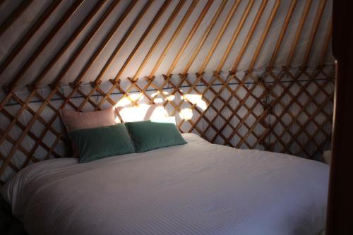 a bedroom with a bed in a yurt at Quinta Alada in Montemor-o-Novo