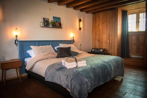 מיטה או מיטות בחדר ב-B&B kasteel Ammersoyen