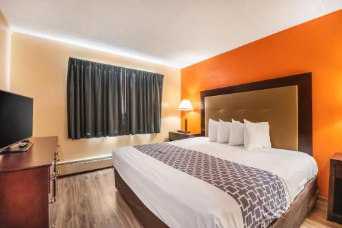 Μια τηλεόραση ή/και κέντρο ψυχαγωγίας στο Econo Lodge Inn & Suites Windsor Locks Bradley Airport