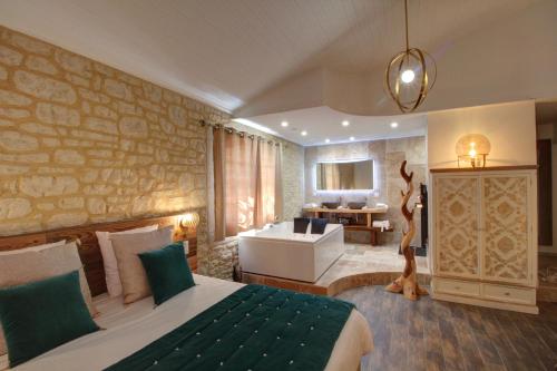 Saint-Christol-lès-Alèsにあるラ ドゥムール ド ラルシュのベッドルーム1室(ベッド1台付)、バスルーム(シンク付)