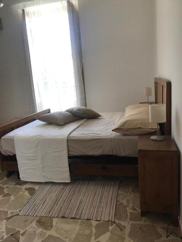 a bedroom with a large bed with a window at appartamento Vintage in Torrenova