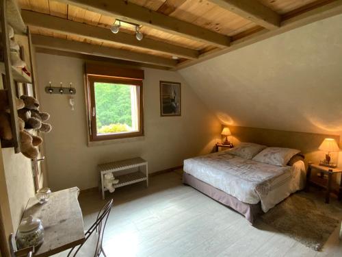 sypialnia z łóżkiem i oknem w obiekcie Chambres d'hôtes "La Bouill'hôte" w mieście Langensoultzbach