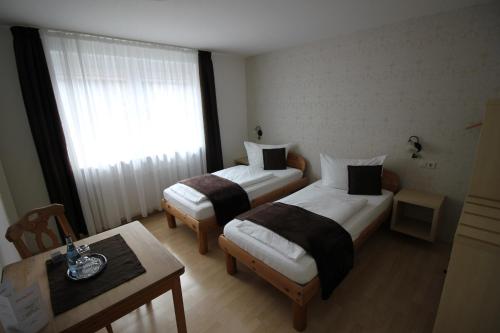 Hotel Wirtshaus Kroneにあるベッド
