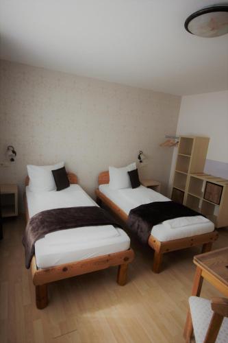 Hotel Wirtshaus Kroneにあるベッド
