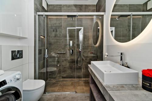 Łazienka w obiekcie BlueApart Apartamenty Nexo