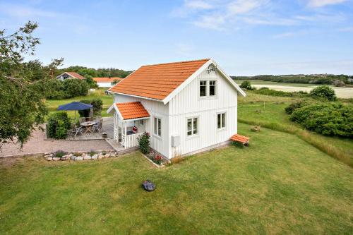 an overhead view of a white house with an orange roof at Villa Tjurpannan Grebbestad in Grebbestad