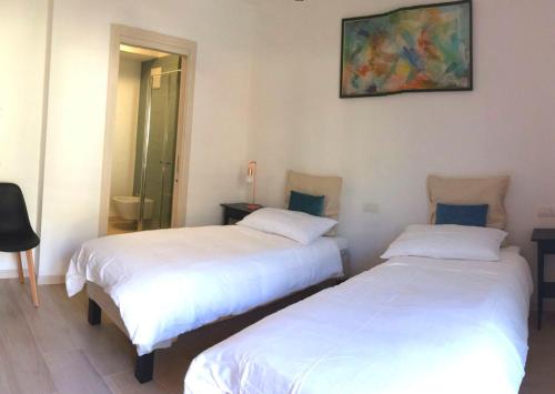 dwa łóżka siedzące obok siebie w pokoju w obiekcie Amarillys Apartment and Rooms in CasaClima (climate certification) w orbole