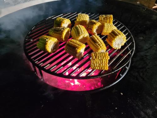 a grill with corn and corn on it at Bed & Breakfast SENTIERO 54 in Cantiano