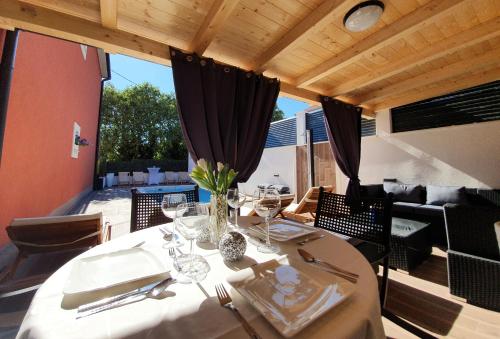 une salle à manger avec une table et des verres à vin dans l'établissement Villa with a heated Pool near Split with Magnificent View, à Solin