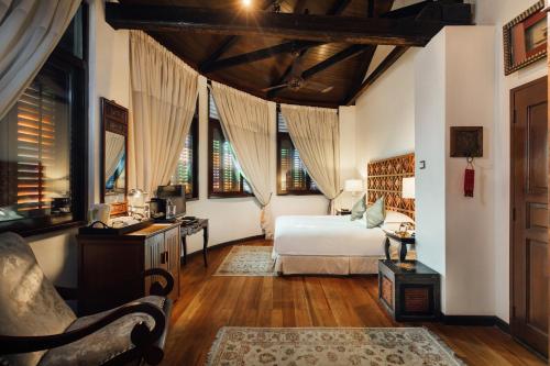 una camera con letto e alcune finestre di Campbell House a George Town
