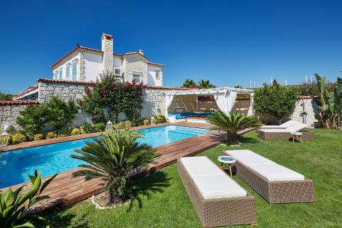 The swimming pool at or close to Alakapi Hotel & Villas