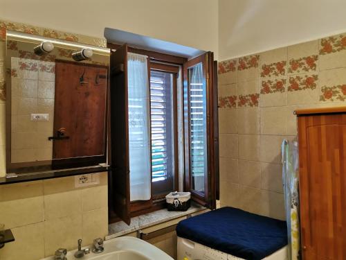 baño con lavabo y aseo y ventana en Casale Fonte delle Pietre, en Offida